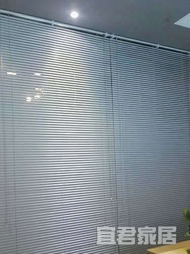 荣悦台办公室的百叶帘实拍