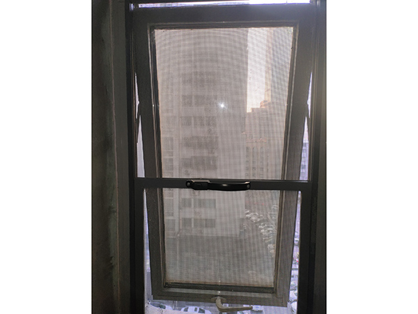 9楼西向窗胶条松动维护