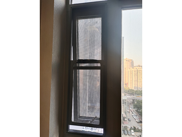 11楼公区北向窗纱窗把手
